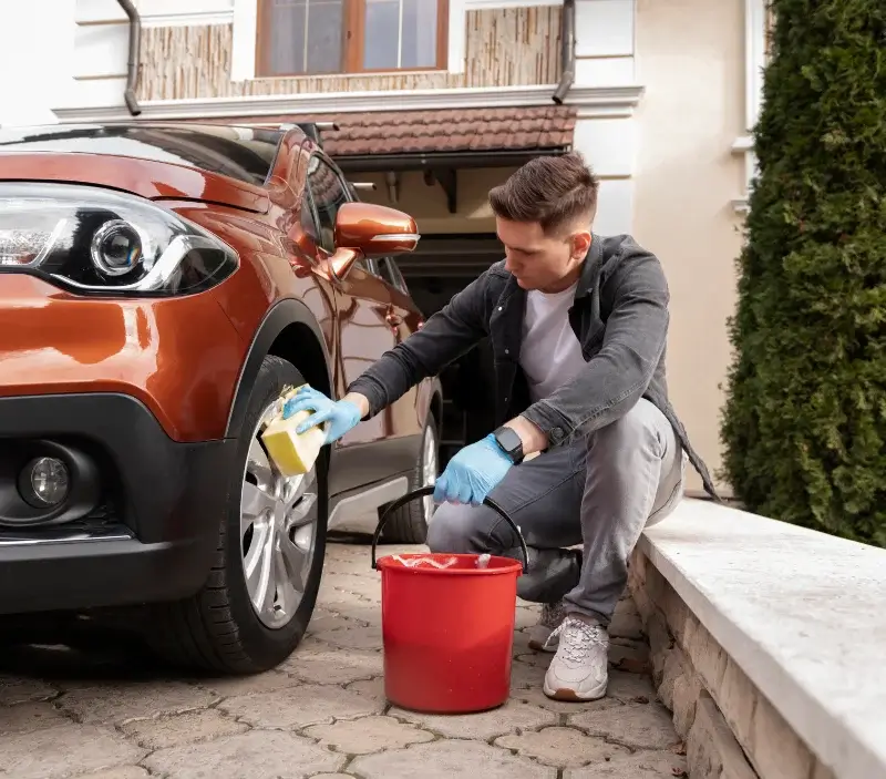 Lavage auto à domicile Le Lavandou : professionnel intervenant sur un véhicule